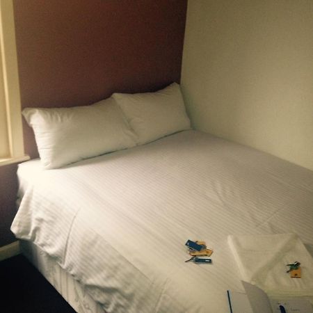 Peek-A-Booze - Budget Hotel - Adults Only Blackpool Luaran gambar
