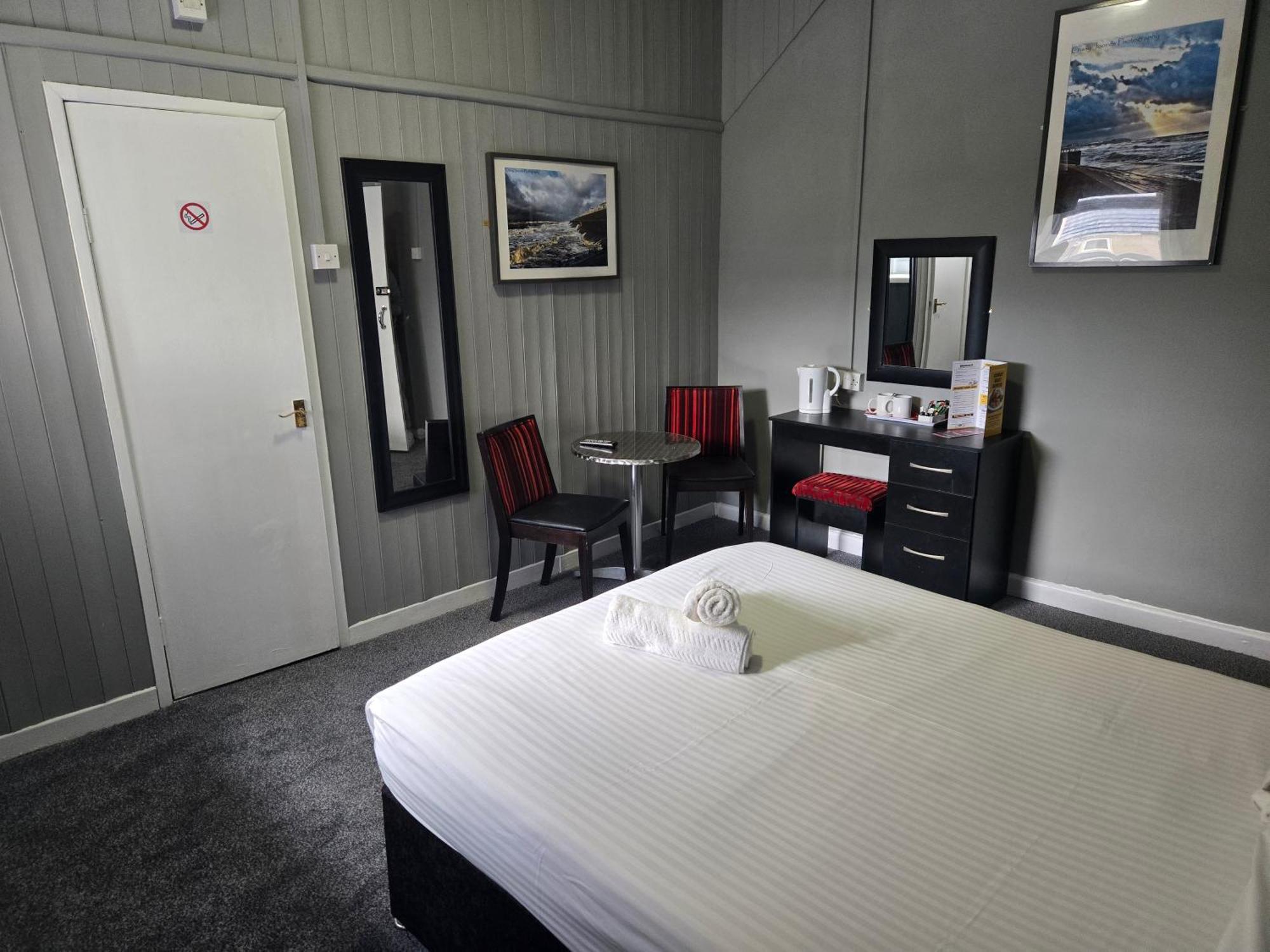 Peek-A-Booze - Budget Hotel - Adults Only Blackpool Luaran gambar