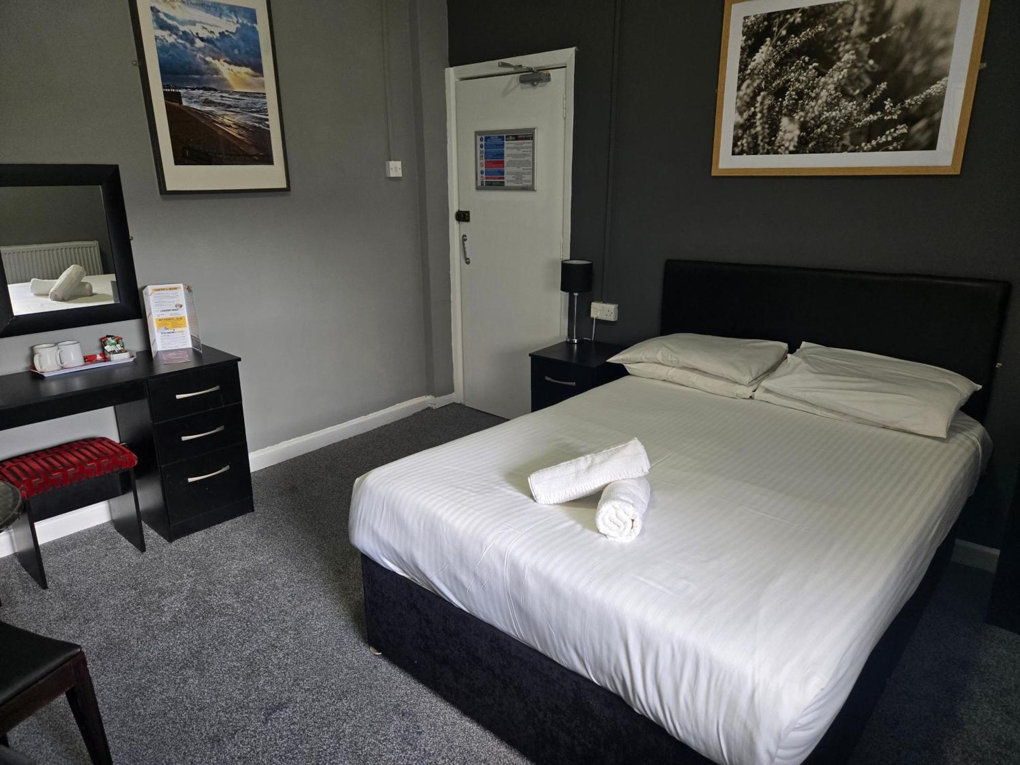 Peek-A-Booze - Budget Hotel - Adults Only Blackpool Luaran gambar