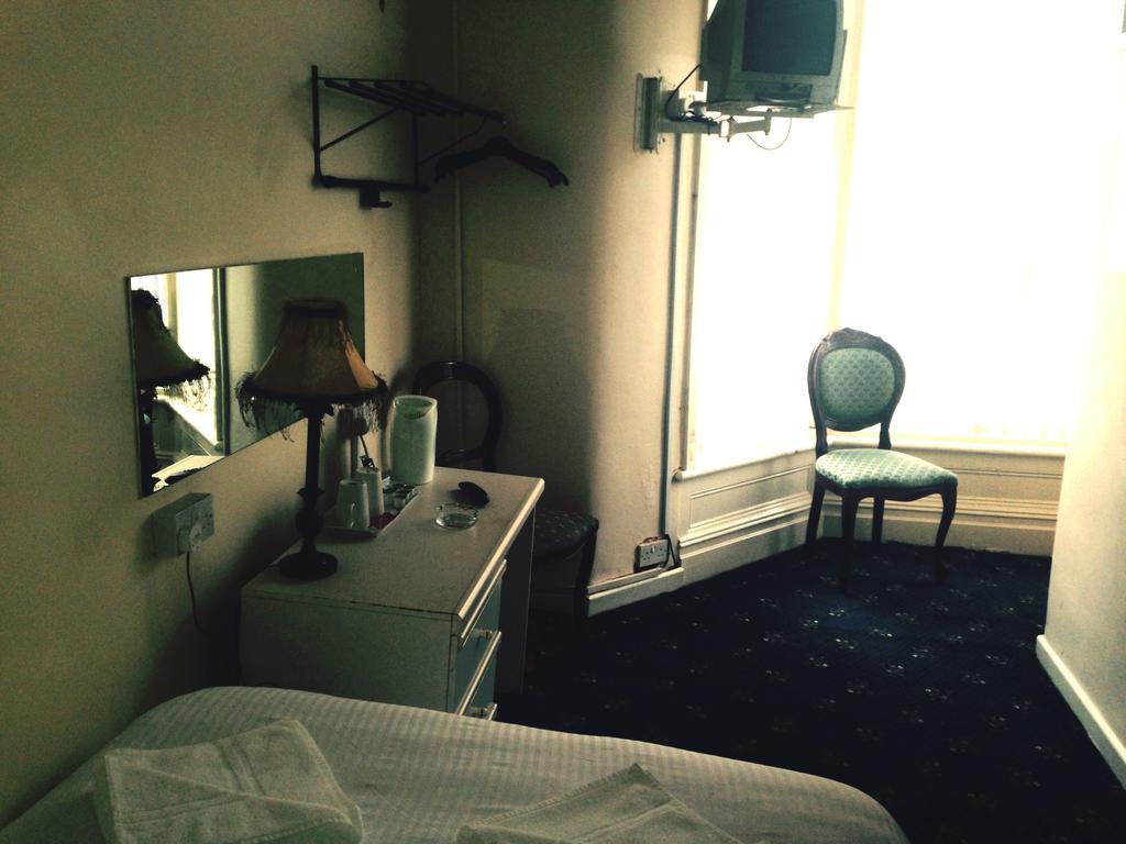 Peek-A-Booze - Budget Hotel - Adults Only Blackpool Bilik gambar
