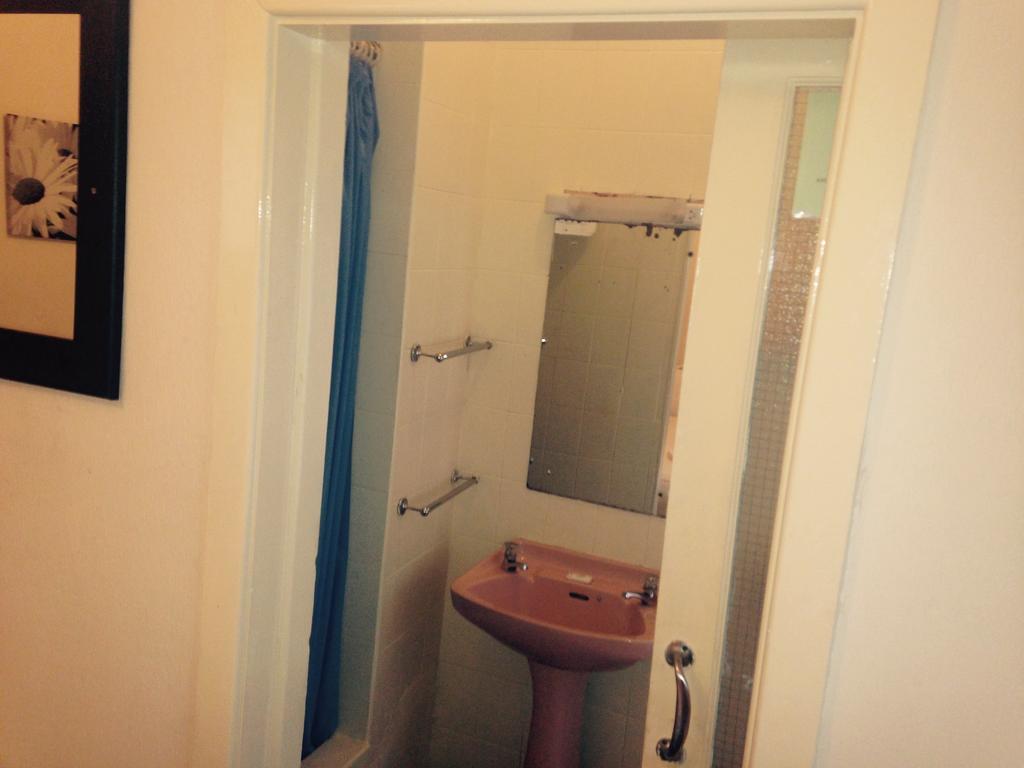 Peek-A-Booze - Budget Hotel - Adults Only Blackpool Bilik gambar