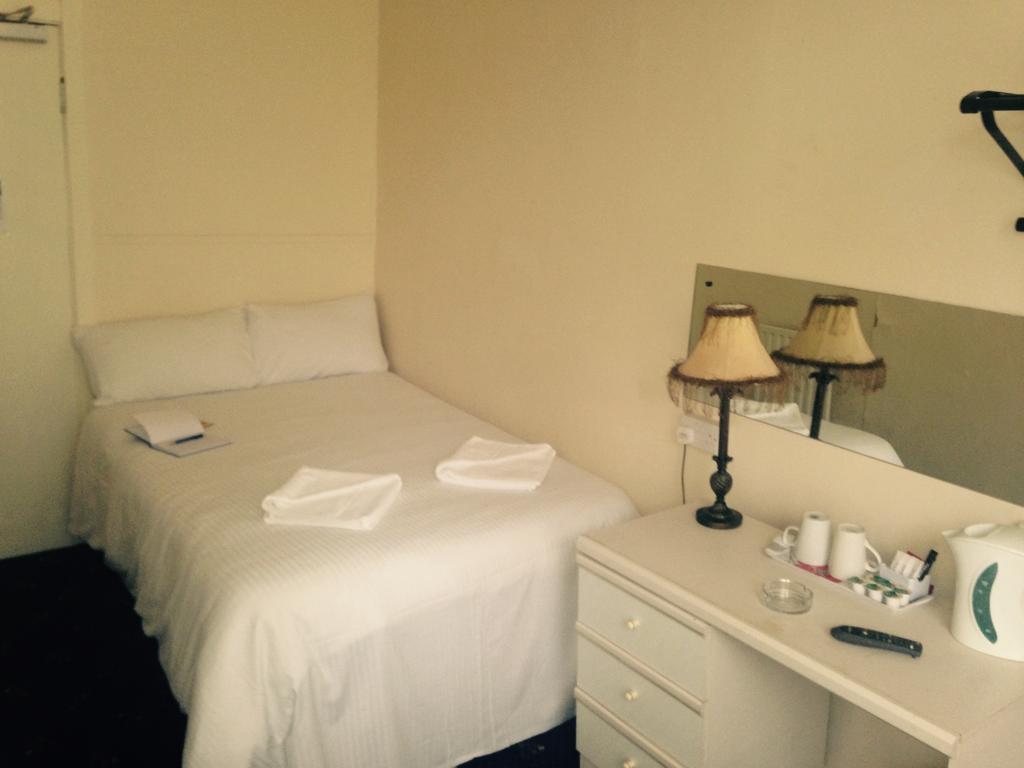 Peek-A-Booze - Budget Hotel - Adults Only Blackpool Bilik gambar