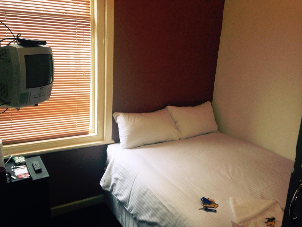 Peek-A-Booze - Budget Hotel - Adults Only Blackpool Bilik gambar