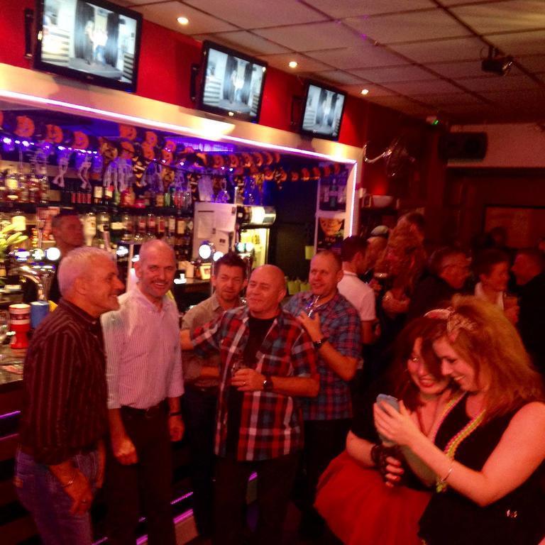 Peek-A-Booze - Budget Hotel - Adults Only Blackpool Luaran gambar