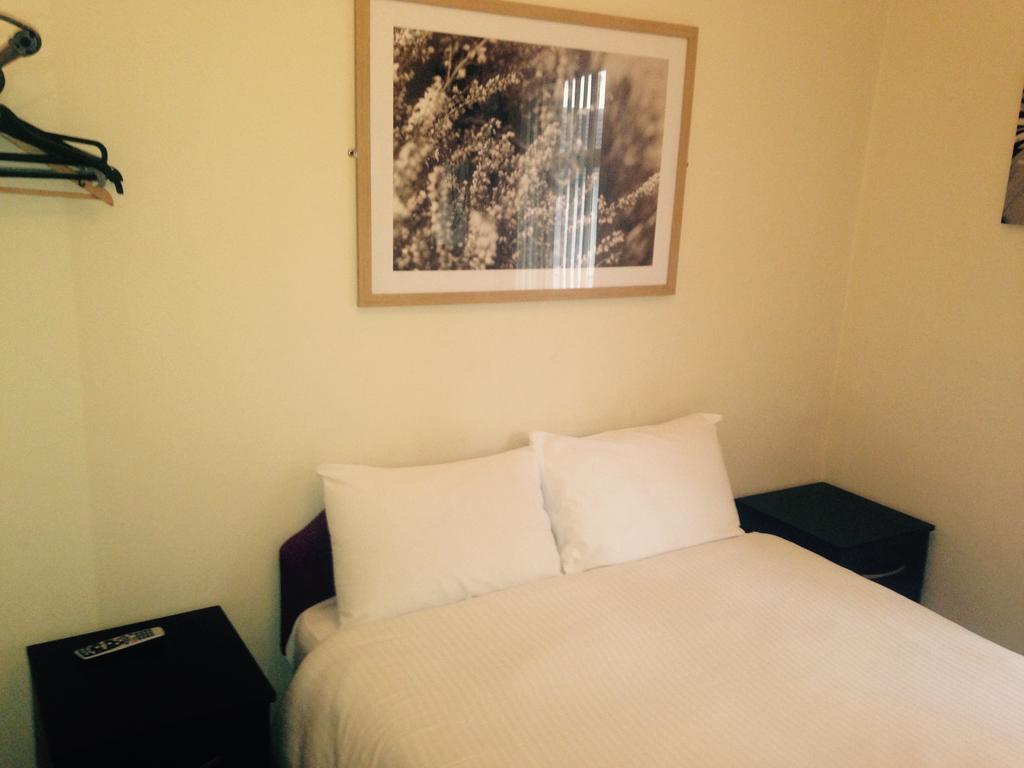 Peek-A-Booze - Budget Hotel - Adults Only Blackpool Bilik gambar