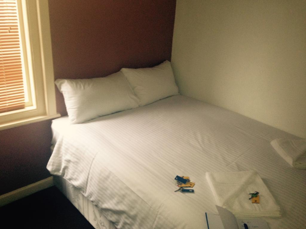 Peek-A-Booze - Budget Hotel - Adults Only Blackpool Luaran gambar