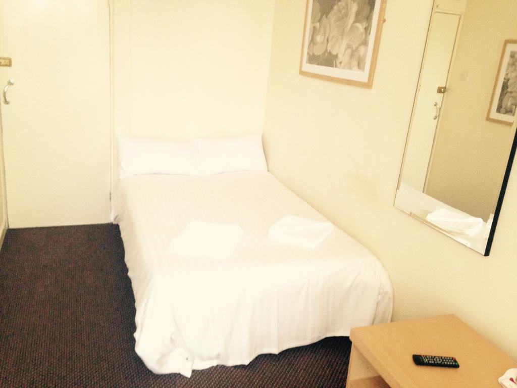 Peek-A-Booze - Budget Hotel - Adults Only Blackpool Bilik gambar