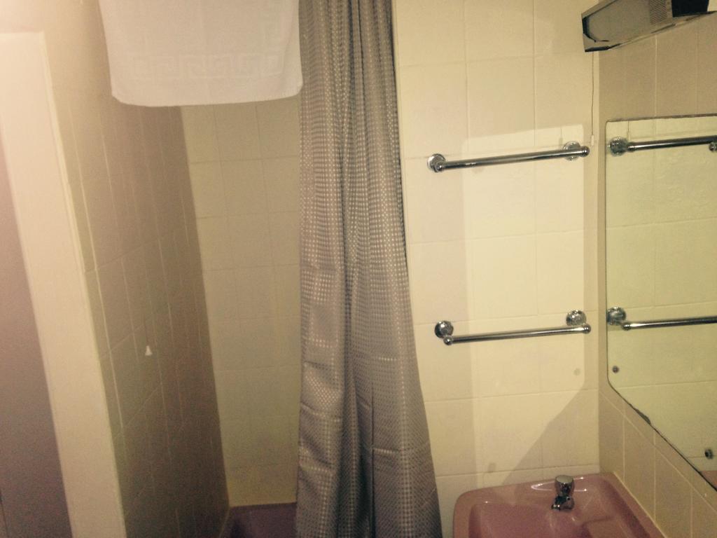 Peek-A-Booze - Budget Hotel - Adults Only Blackpool Bilik gambar